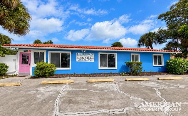 2719 Constitution Boulevard — Retail for sale in Sarasota, FL